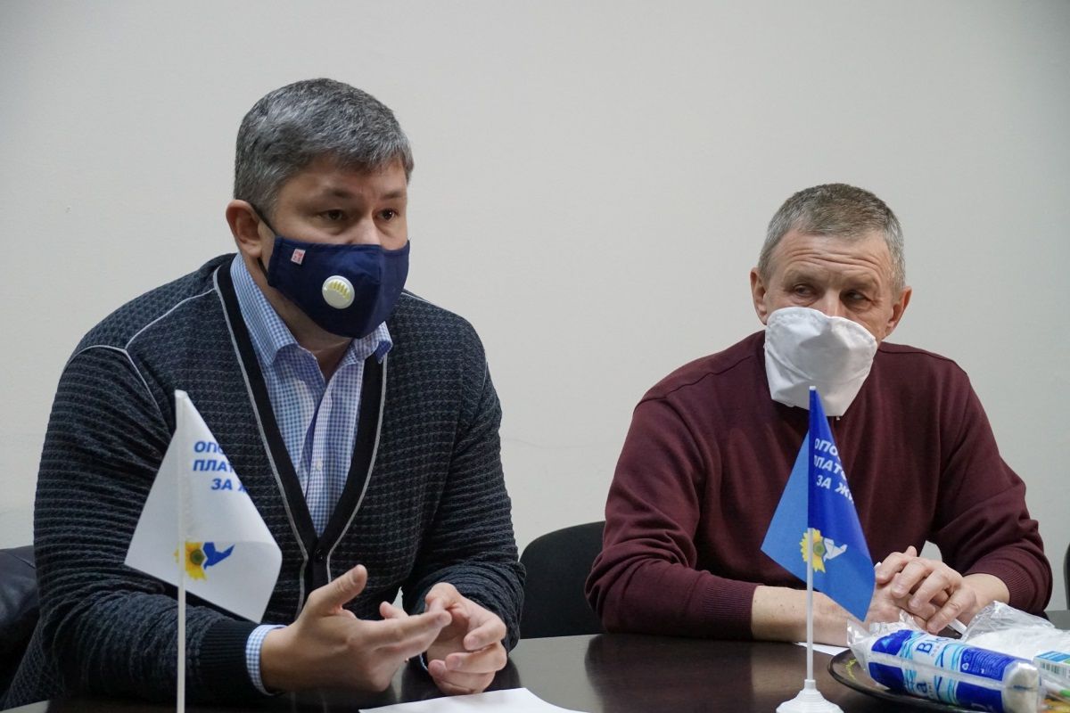 Глава Днепровской городской парторганизации «Оппозиционная платформа – За жизнь» Сергей Никитин проводит обязательные инструктажи с волонтерами