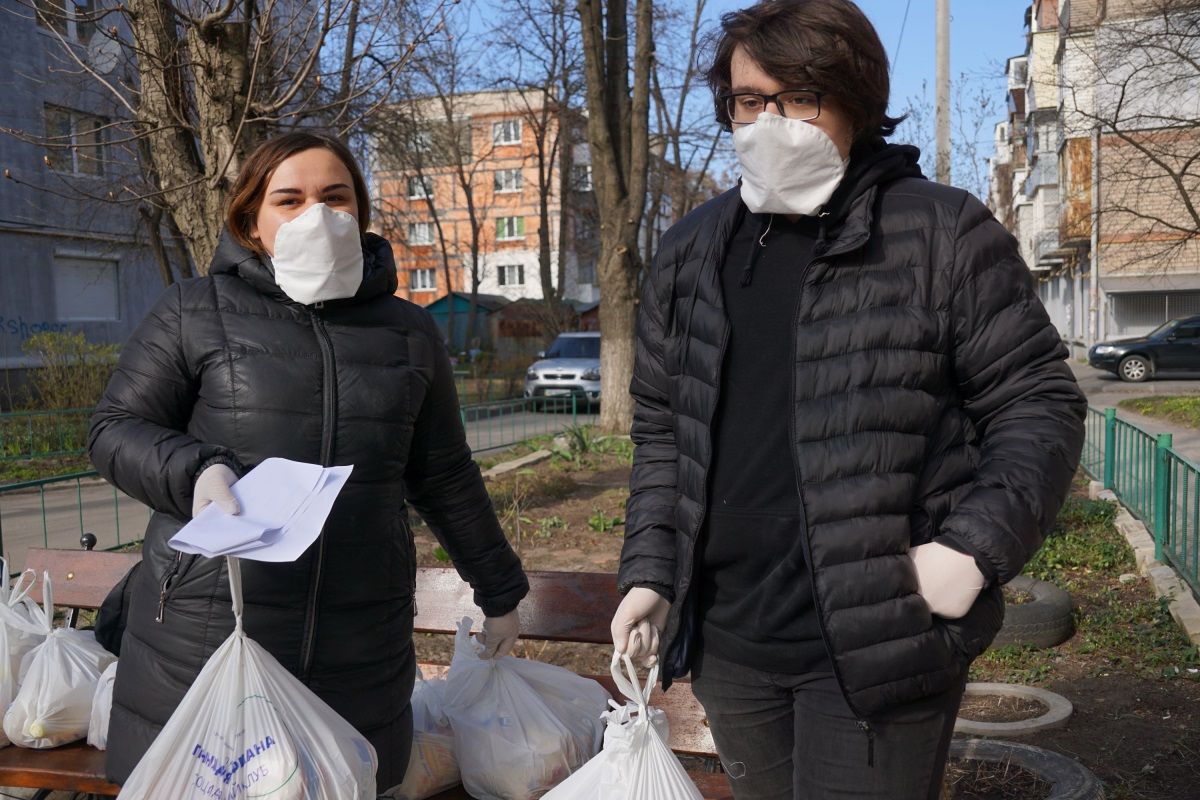В Днепре депутаты присоединились к волонтерам для помощи пожилым людям 5
