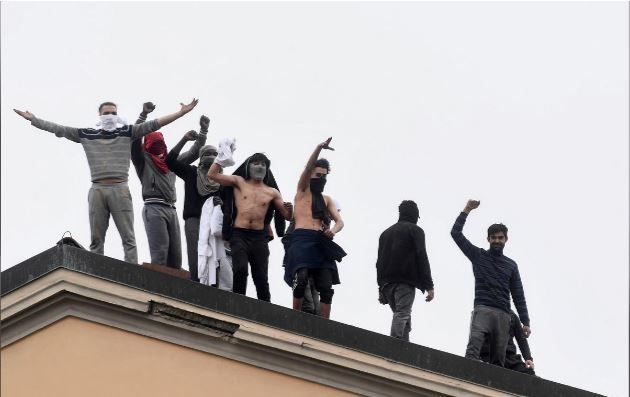 Заключенные на крыше тюрьмы в Милане