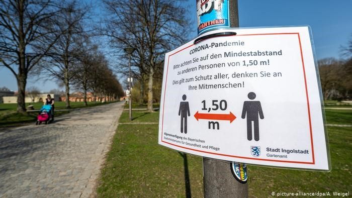 Парк в Баварии и предупреждение о соблюдении дистанции