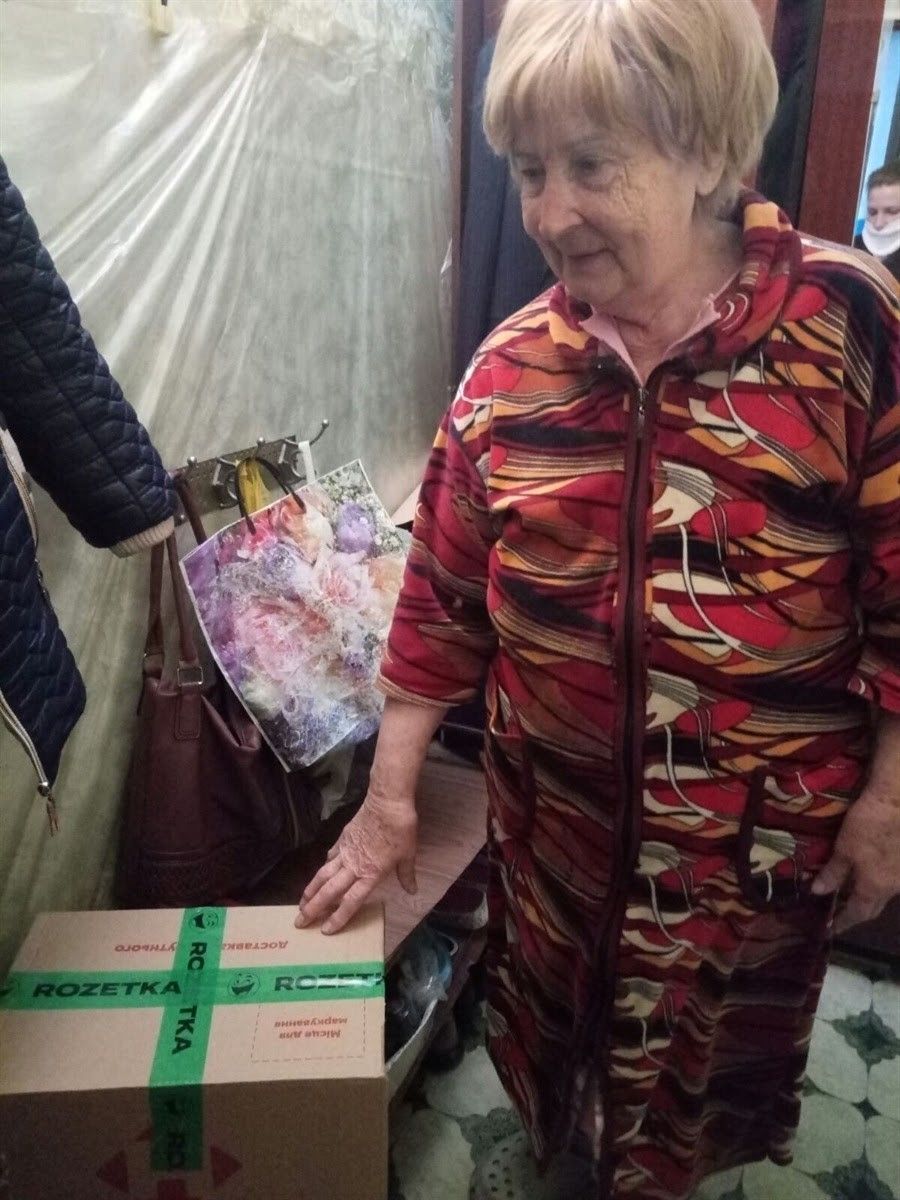 Одиноким старикам отправляют тысячи продуктовых наборов