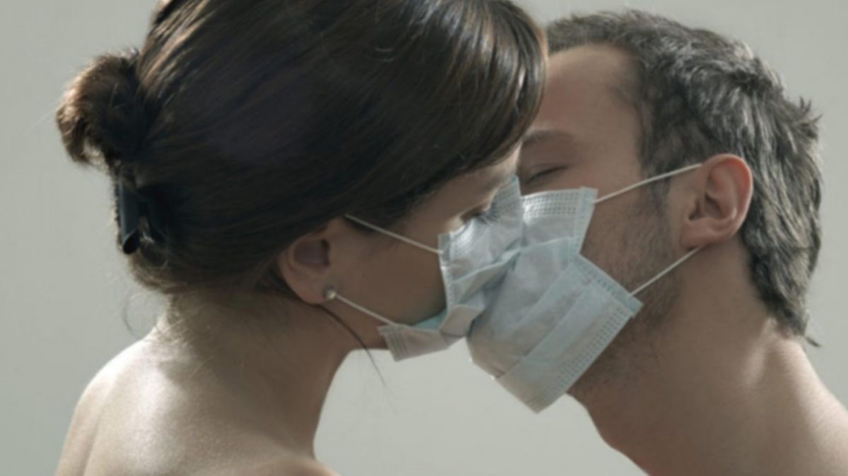 На карантине украинцы спасаются сексом и покупками онлайн: опрос Рейтинга