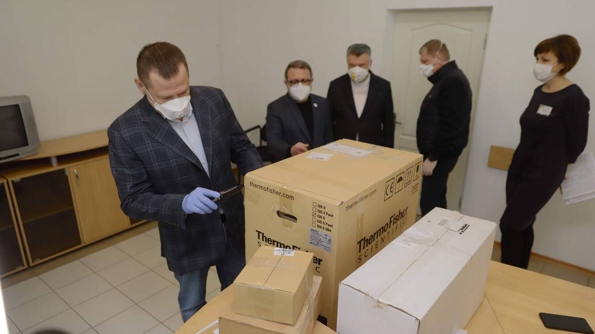Борис Филатов и глава общественного совета при мэрии Днепра Геннадий Корбан передали в областной лабораторный центр лабораторию ПЦР-тестов. Оборудование американского производства было приобретено ими совместно — за свой счет
