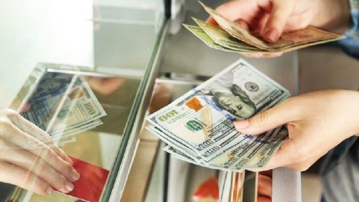 С началом недели доллар начал расти: курс валют на 27 апреля