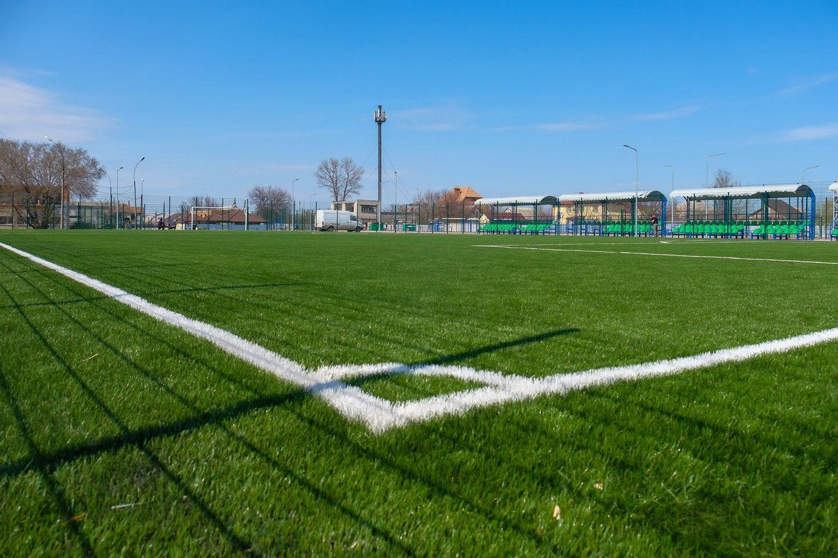 Прошлая команда ДнепрОГА отремонтировала школу и построила стадион. Теперь нынешняя команда собирается ее ремонтировать повторно