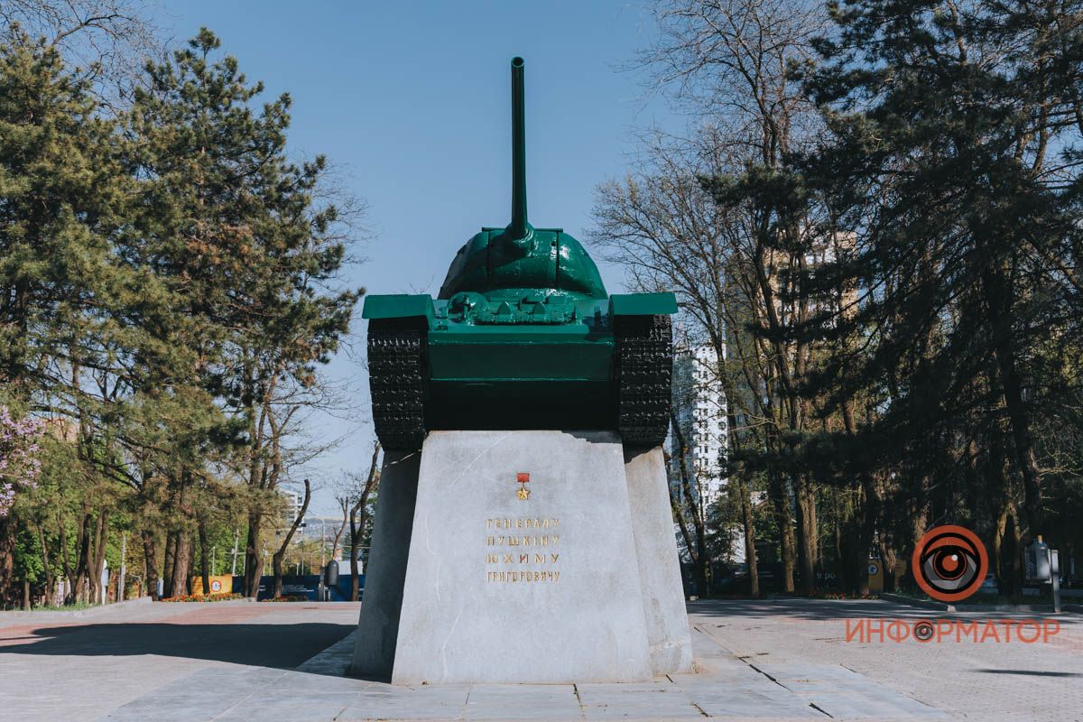 Кто и за какие деньги из бюджета перекрасил памятник генералу Пушкину в Днепре 2