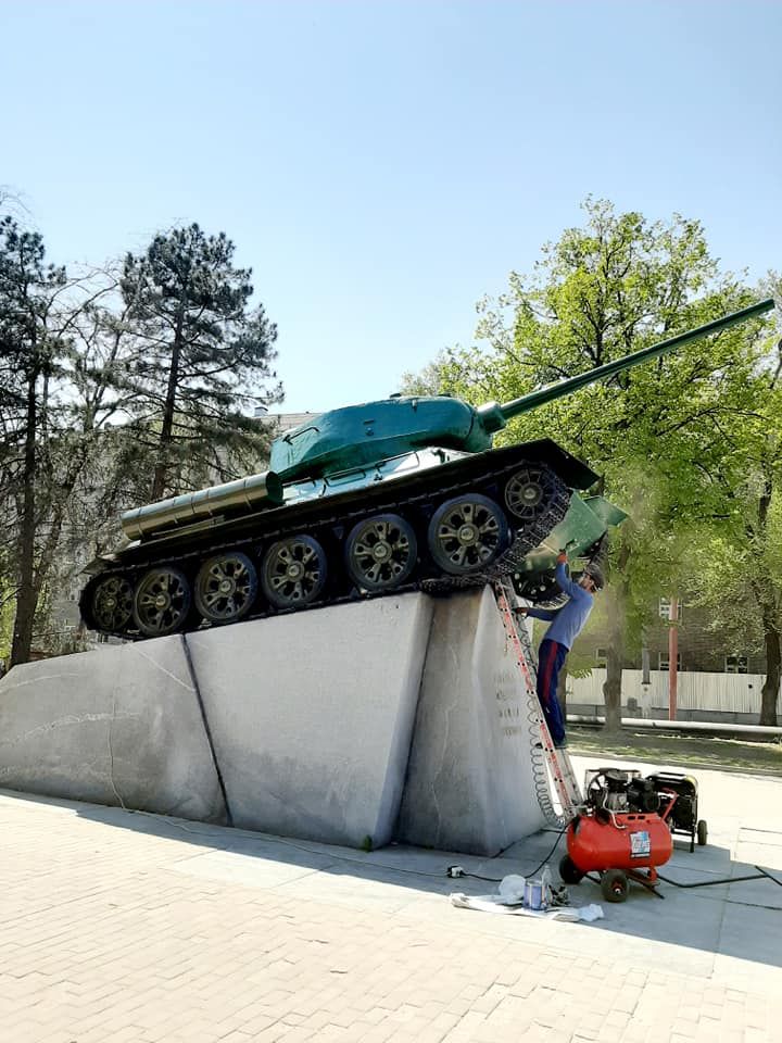 Кто и за какие деньги из бюджета перекрасил памятник генералу Пушкину в Днепре 6