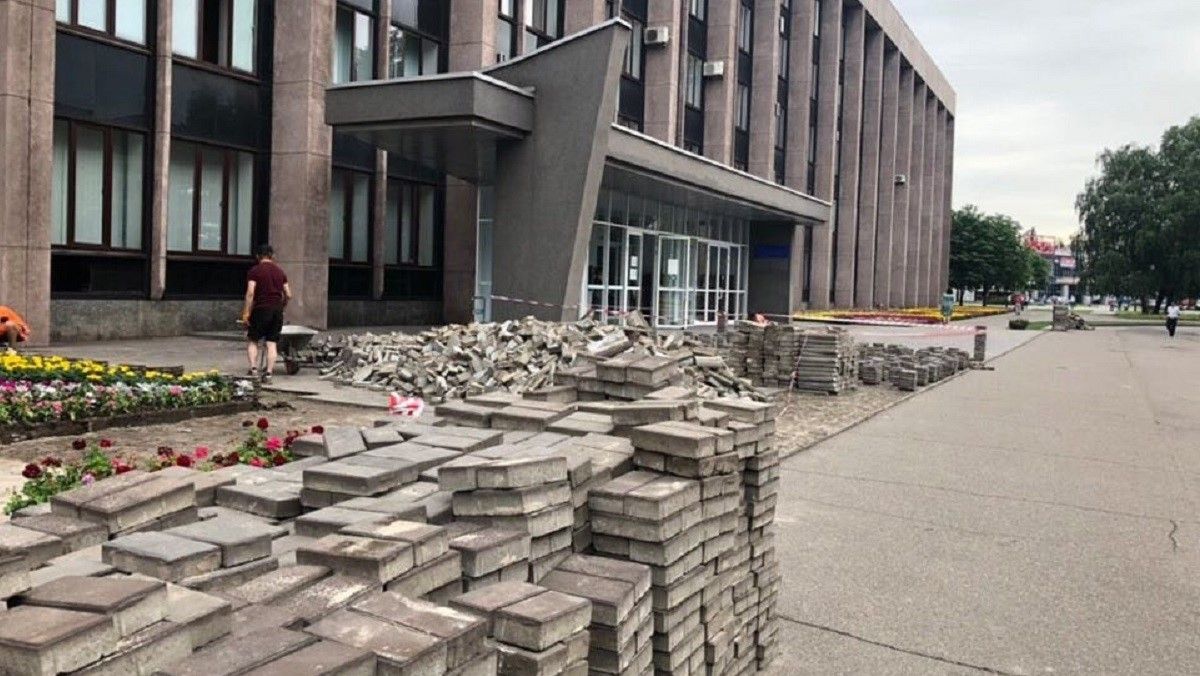 Мэрия Вилкула отдаст бракоделам 3 миллиона на ремонт площади перед горсоветом Кривого Рога 2