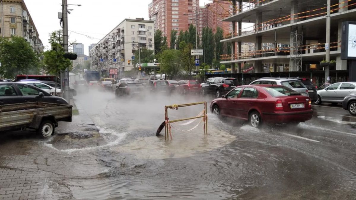 В центре Киева опять прорвало трубу и залило кипятком улицу: видео