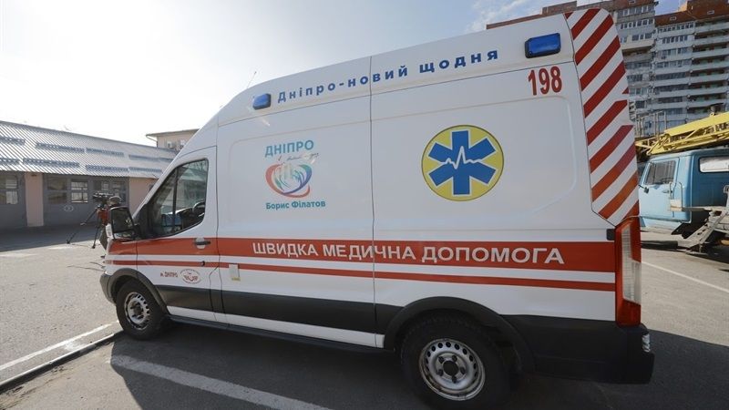 Днепр передал Черновцам машину скорой помощи