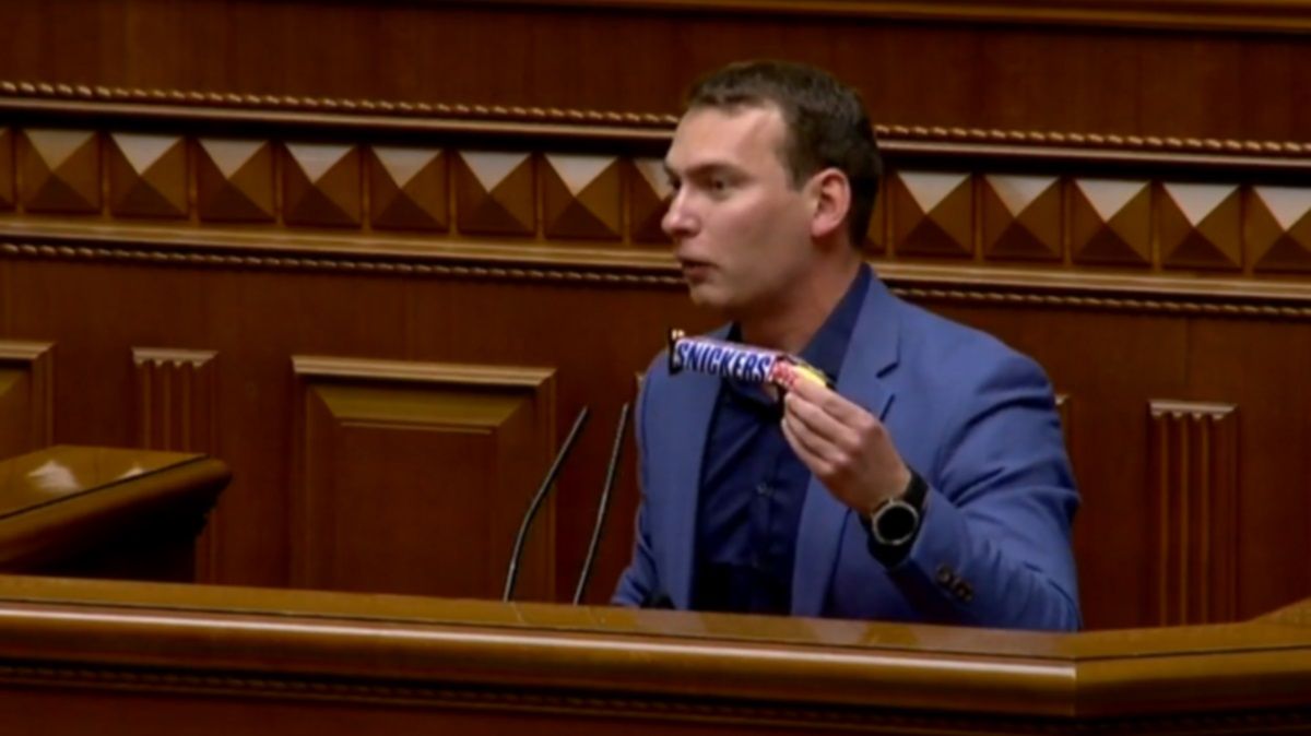 Не тормози: премьеру Шмыгалю подарили «рюкзачок чиновника» со сникерсом