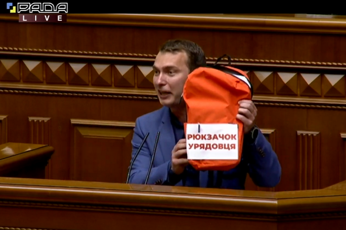 Не тормози: премьеру Шмыгалю подарили «рюкзачок чиновника» со сникерсом 1