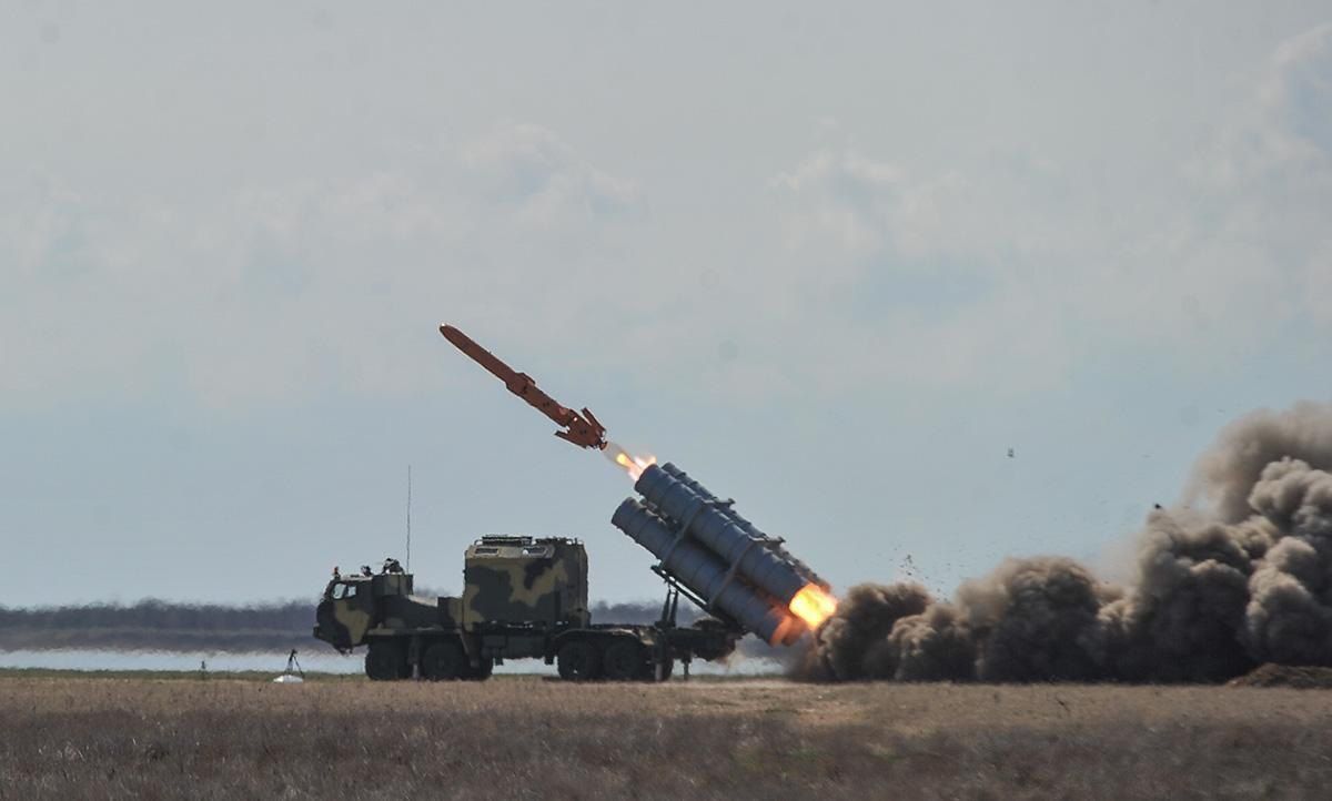 Благодаря программе, Украина сможет производить топливо для современных украинских ракет "Нептун" и "Ольха" width="1200" height="722"><figcaption> Благодаря программе, Украина сможет производить топливо для современных украинских ракет "Нептун" и "Ольха"
</figcaption></figure></p><p>Сам Павлоградский химзавод – предприятие, у которого аж 3 хозяина. Есть Аэрокосмическое агентство Украины, которое владеет этим самым твердым ракетным топливом. Есть государственные оборонные проекты, которые заказывают заводу зарядку других ракет. И есть Министерство экономики Украины, которое непосредственно владеет этим заводом. А раньше всем предприятием, как и Южмашем, владело Аэрокосмическое агентство. И тогда программа развивалась. Во времена президента Порошенко Павлоградский химзавод вывели из Аэрокосмического агентства, и теперь очень сложно найти концы, кто же за что отвечает.
</p><p>Было уволено 680 человек из программы по утилизации, потому что государство не выделило денег на программу. Начали разбираться, куда же тратятся 160 миллионов гривен в год. Оказалось, что это для взрывчатки, а не для ракет. Такой ресурс терять не нужно, соответственно, эти деньги не выделены. И сейчас благодаря тому, что я обратил внимание на эту проблему, мы начали очень плотно заниматься, наконец-то из Резервного фонда эти деньги выделены для того, чтобы утилизация была с последующей переработкой под программу зарядки ракет для Минобороны», - пояснил Роман Каптелов.
</p><p></p><h2><strong>Насколько это экономически выгодно</strong></h2>
<p>«Если мы будем идти по той программе, которая была: берем 160 миллионов гривен в год, перерабатываем одну ступень (а всего там их 38 штук), делаем взрывчатку. И вся эта тягомотина тянется аж 38 лет, кому оно надо?!
</p><p>Чтобы переработать это в новое ракетное топливо, нужно 700 миллионов. Если мы эти 700 миллионов гривен сейчас вложим, достроим предприятия, брошенные американцами, сделаем это производство максимально эффективным, то через год перестанем закупать в Китае вещество, нужное для зарядки ракет, которую у нас заказывает Минобороны, а, возможно, и начнем продавать это вещество. Но самое главное – будем заряжать свои ракеты своим же топливом. Это очень перспективно и важно.
</p><p>Надеюсь, что до конца года найдем эти 700 миллионов, заложим их в бюджет на 2021 год, в бюджет Минобороны, а он там большой, а Минобороны и есть заказчик снаряжения ракет топливом. Тогда за 3 года мы утилизируем все эти 38 ступеней и получим дополнительно 1000 рабочих мест. Уже возвращают 500 человек из те 680 ранее уволенных. Побывав на своем округе, говорил с директором завода Леонидом Шиманом, и он сказал, что если будет максимальная загрузка бюджета, то порядка 1500 человек смогут работать на этом предприятии в течение 3 лет, чтобы заряжать ракеты новые», - подчеркнул Роман Каптелов.
</p><p><figure class="image"><img class="size-full wp-image-58930" src="https://cdn.informator.ua/@prod/media/money/2023/10/20/6531e78f3fc75.jpg" alt="На Павлоградском заводе появятся рабочие места, а министерство обороны получит ракеты снаряженные украинским топливом" width="900" height="416"><figcaption> На Павлоградском заводе появятся рабочие места, а министерство обороны получит ракеты снаряженные украинским топливом
</figcaption></figure></p><p></p><h2><strong>Что происходит с павлоградской полицией</strong></h2>
<p>На днях, сотрудники Службы безопасности Украины совместно с государственным бюро расследований задержали начальника Павлоградского отдела полиции, полковника полиции Дмитрия Сердюка, его заместителя Андрея Ноженко, начальника сектора и 4 оперативных работников за создание преступной группировки. Сейчас в этом отделе полиции назначено временное руководство и проводится служебная проверка. Роман Каптелов прокомментировал эту ситуацию так:
</p><p>«Давайте все, что касается властных кресел и стульев, отставим сразу в сторону. То, что происходит с павлоградской полицией, то разработка длилась больше 2-3 месяцев, поэтому масса обращений граждан ко мне, как депутату, с жалобами на ту же полицию, не имели никакого продления. Я обращался по мандату депутата в МВД, доносил им там, что наркотики – бич городов моего округа Павлограда, Терновки и Першотравенска.
</p><p>Павлоградская полиция говорила, что, мол, все в порядке, боремся, вот отчетность, сколько поймали. А на самом деле они сами торговали наркотиками, вернее, крышевали наркоторговцев. Сходите в любой сквер Павлограда, там полно шприцев, иголок. Люди реально потеряли доверие к местным органам власти и полиции. Местные органы власти тратят бюджетные деньги на муниципальную гвардию, а результата никакого нет.
</p><p>Мы обратились пару месяцев назад в МВД, обратились в другие органы. Прошла отработка, следили за людьми, выявляли их связи. Итог: расформирован полностью Павлоградский отдел полиции, которые охватывает также Терновку, Першотравенск и села района. Временно руководят люди на уровне заместителя Национальной полиции Украины, заместителя министра МВД. Они отрабатывают обращения граждан по торговле наркотиками, не раскрываемости преступлений, а также проверяют всех работников, выведенных из штата. Они теперь проходят переаттестацию, те, кто будут рассматриваться на должности начальника отдела и его замов, обязательно проходят полиграф.
</p><p>Надеюсь, что новый штат павлоградской полиции будут слышать людей и работать для людей, а не на себя. Это – только верхушка айсберга, в ближайшее время начнется отработка и по другим правоохранительным органам района и области. Думаю, что стулья там не под одним зашатается: кто-то срочно в отпуск ушел, кто-то – на больничный, кто-то пытается перевестись в другие области. Думаю, что такого уровня визит, как в прошлую субботу, 6 июня, когда в Павлоград приезжал министр МВД Арсен Аваков, показатель того, что проблема очень масштабна, мы за ней следили. И мы ее будем решать, потому что основная проблема людей – они не знают у кого просить защиты и помощи. За полгода депутатства каждое второе обращение было по незакрытым или наоборот не расследуемым уголовным делам.
</p><p><figure class="image"><img class="size-full wp-image-58931 aligncenter" src="https://cdn.informator.ua/@prod/media/money/2023/10/20/6531e78f67e56.jpeg" alt="Нардеп Роман Каптелов рассказал о ракетах Украины, павлоградской полиции и экологии региона 4" width="1200" height="676"><figcaption></figcaption></figure>
</p><p><figure class="image"><img class="size-full wp-image-58932 aligncenter" src="https://cdn.informator.ua/@prod/media/money/2023/10/20/6531e78fa2a54.jpeg" alt="Нардеп Роман Каптелов рассказал о ракетах Украины, павлоградской полиции и экологии региона 5" width="576" height="768"><figcaption></figcaption></figure>
</p><p>А рядом есть крупная Богдановская ОТГ, там есть полицейские этой громады, которые работают по принципу шерифов, и там доверие к этим людям достаточно высокое. Они непосредственно общаются с людьми каждый день, они не крышуют криминальные вещи, не срастаются с криминалитетом. Думаю, что правоохранительные органы именно так и должны работать.
</p><p>Павлоград же – город шахтеров и полиции. Мэр – бывший милиционер, они все там в полиции – дружки, ты ничего не сможешь сделать, говорили мне люди. Но не должно быть такой криминальной республики в государстве, все должны быть равны перед законом. Должно быть единство интересов граждан и органов. Сейчас мы готовим обращение к гражданам, чтобы они звонили или писали анонимно, где и какие аптеки в этих трех городах торгуют запрещенными к свободной продаже препаратами. Что мы все вместе наконец-то раскрутили этот клубок», - считает Роман Каптелов.
</p><p></p><h2><strong>Каково сейчас экологическое состояние Самары</strong></h2>
<p>28 мая на своей странице в фейсбуке Роман Каптелов показал ужасающие кадры состояния воды в реке Самара.
</p><p><iframe style="border: none; overflow: hidden;" src="https://www.facebook.com/plugins/video.php?href=https%3A%2F%2Fwww.facebook.com%2Fsluganarodu.kaptelov.36%2Fvideos%2F2500288496741451%2F&show_text=0&width=560" width="560" height="317" frameborder="0" scrolling="no" allowfullscreen="allowfullscreen"></iframe>
</p><p>«Мы брали на анализ заборы вода возле стоков очистных сооружений Павлоградского водоканала, брали выше и ниже по течению Самары. Ситуация очень плачевная. Мы буквально полтора месяца боролись с самой экологической структурой, чтобы нам разрешили брать замеры. Нужна была целая куча официальных бумажек. И только благодаря моим помощникам, активистам Татьяне Лампике из «Экопатруля». Но даже и без анализа забора воды видно, что ситуация с рекой катастрофическая: все, что стекается на очистные сооружения Павлоградского водоканала, просто перемалывается и сливается в реку.
</p><p>Уже есть результаты анализов воды, но просто так я не могу их получить, опять нужно писать кучу писем, но фотокопии результатов у меня все же есть. Они печальны: превышения в разы буквально по всем позициям. Это – катастрофа.
</p><p>Завтра еду снова в Павлоград, буду требовать у мэра, чтобы он уволил директора Павлоградского водоканала, который руководит им в общей сложности 17 лет. Это – менеджер, нанятый жителями города, обязанный управлять своим хозяйством. Если нет средств и возможностей ремонтировать эти очистные сооружения, то он обязан прилагать все усилия, чтобы они появились.
</p><p>Нужно срочно дорабатывать проект, которого по сути нет, нужно совместно с ДнепрОГА, мэрией Павлограда, депутатами их горсовета, подключить туда и депутатов Новомосковска. Пусть они подают на депутатов Верховной Рады запросы. Нужно делать все возможное, чтобы профинансировать проект реконструкции очистных сооружений. Я вхожу в бюджетный комитет и знаю, что под программы государственных реконструкций водоводов и очистных сооружений деньги есть.
</p><p>Считаю, что на Павлоградский водоканал нужен эффективный управленец. Пусть он создает команду под этот проект. Когда мне говорят, что руководитель руководит предприятием 15 лет и не знает, где у него какой проект лежит, то это просто позор.
</p><p>Кроме того, услуги Павлоградского водоканала – самые дорогие в области. Они платят больше 40 гривен за куб воды, и при этом не получают ни качественной воды из канала Днепр – Западный Донбасс, а также еще и травят свою Самару. Посмотрев декларацию директора водоканала, увидел, что он получает порядка 50 тыс. гривен в месяц – деньги достаточные, чтобы хоть что-то делать.
</p><p><figure class="image"><img class=" wp-image-58933" src="https://cdn.informator.ua/@prod/media/money/2023/10/20/6531e78fd4048.jpg" alt="Тариф на воду в Павлограде - самый высокий в области." width="1280" height="720"><figcaption> Тариф на воду в Павлограде - самый высокий в области.
</figcaption></figure></p><p>А вообще в округе проблема на проблеме и проблемой погоняет. Это – и частные шахты, которые могут закрыться в любой момент, и Павлоградский химзавод с его ракетным топливом. Мы готовим с Арсеном Аваковым визит на округ президента Владимира Зеленского, чтобы он приехал в конце месяца. Я хочу показать ему 1000 га территории Павлоградского химзавода, которую надо развивать. Есть закон о технопарках, а тот технопарк, которые якобы организовали, - кусок степи, в которую еще вкладывать и вкладывать. Коммуникации надо вести все. А на территории самого Павлограда есть заводы с огромными территориями – химзавод, ПМЗ. Если мы не территории этих заводов сделаем технопарки, дадим частным инвесторам налоговые льготы, возможность развивать по типу «Ноосферы» на Южмаше свои новейшие технологии, то это даст и новые рабочие места, и вообще большой позитив региону.
</p><p>Надеюсь, когда президент приедет и увидит эти объемы, мы презентуем ему проект законопроекта. Я всегда говорил и говорю, что Западный Донбасс должен быть витриной перед оккупированной территорией. Чтобы люди на том Донбассе видели, что тут есть позитивные изменения, есть рабочие места, отсюда не надо уезжать. Пока же классический павлоградец – шахтер 45 лет, уже на пенсии, работы ему нет, а у него двое детей, будущего которых он в родном городе не видит. Поэтому среди павлоградцев – масса заробитчан в Европе. Поэтому наша задача – создавать рабочие места и условия для жизни тут. Чтобы не было наркотиков, чтобы люди не боялись, что их дети подсядут на наркотики, чтобы в городе была нормальная вода. ТОП-3 проблем Павлограда: наркомания, отсутствие рабочих мест и плохая питьевая вода», - резюмировал свое интервью в программе «К микрофону» Роман Каптелов.
</p><p></p><p style="text-align: right;">Алексей Логинов</p></body></html>