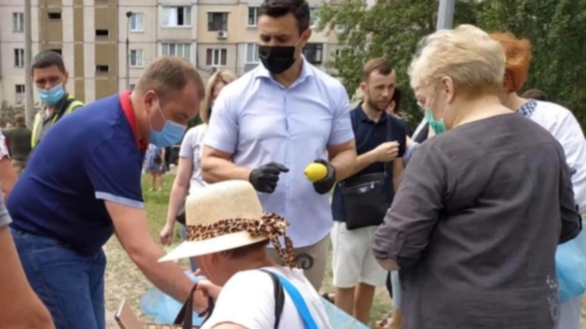 В Киеве на месте взрыва в доме на Позняках, нардеп Тищенко раздавал лимоны: люди не оценили