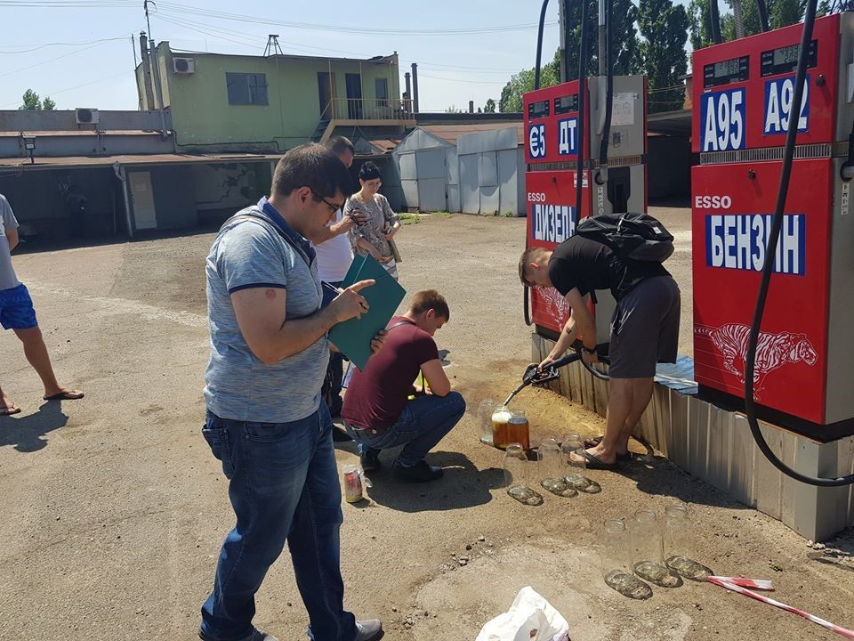 На Днепропетровщине полиция проиграла борьбу с сетью АЗС-нелегалов: люди дышат ядом 5