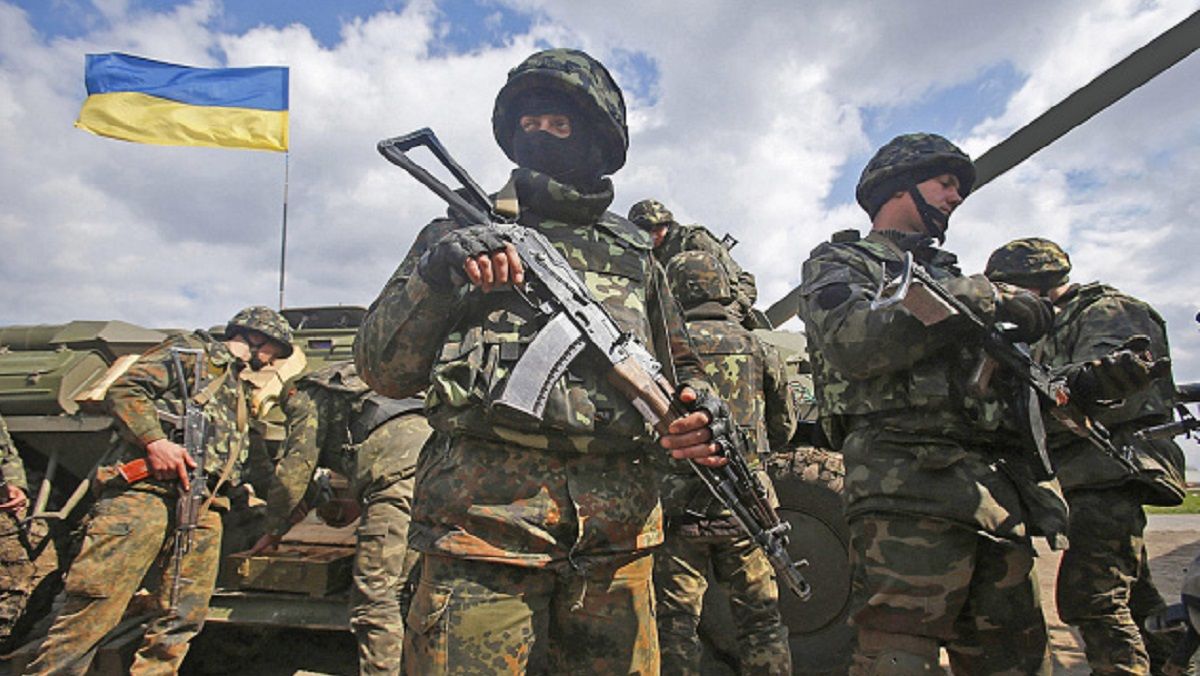 При каком президенте Украины лучше всего финансировали армию: инфографика 2