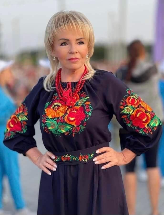 Депутатка хизується модним одягом з елементами Петриківського розпису