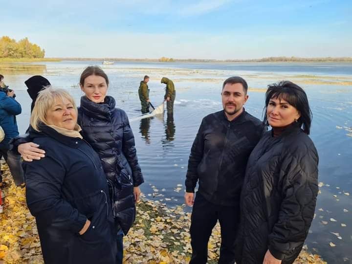 Депутатка Тетяна Холоденко (ліворуч) під час зариблення річки Дніпро. Фото Павлоградської міської ради Депутатка Тетяна Холоденко (ліворуч) під час зариблення річки Дніпро. Фото Павлоградської міської ради