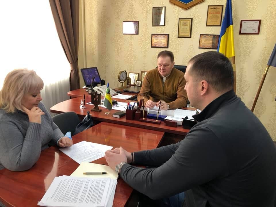 Депутати обласної ради від «ОПЗЖ»Тетяна Холоденко та Олексій Борисенко на зустрічі з мером Тернівки Віталієм Тарєлкіним (по центру) Депутати обласної ради від «ОПЗЖ»Тетяна Холоденко та Олексій Борисенко на зустрічі з мером Тернівки Віталієм Тарєлкіним (по центру)