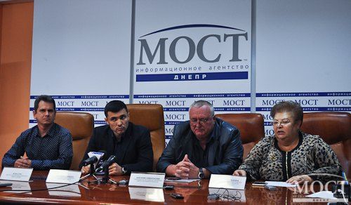 Зібрання антирейдерських політиків за участі Володимира Хорішка. Фото: ІА "Мост-Дніпро"