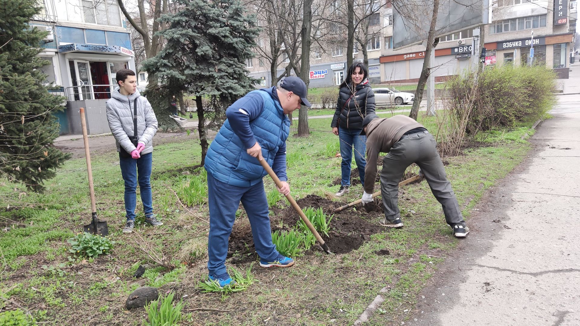 Олег Черняк саджає рослини на проспекті О. Поля у Дніпрі