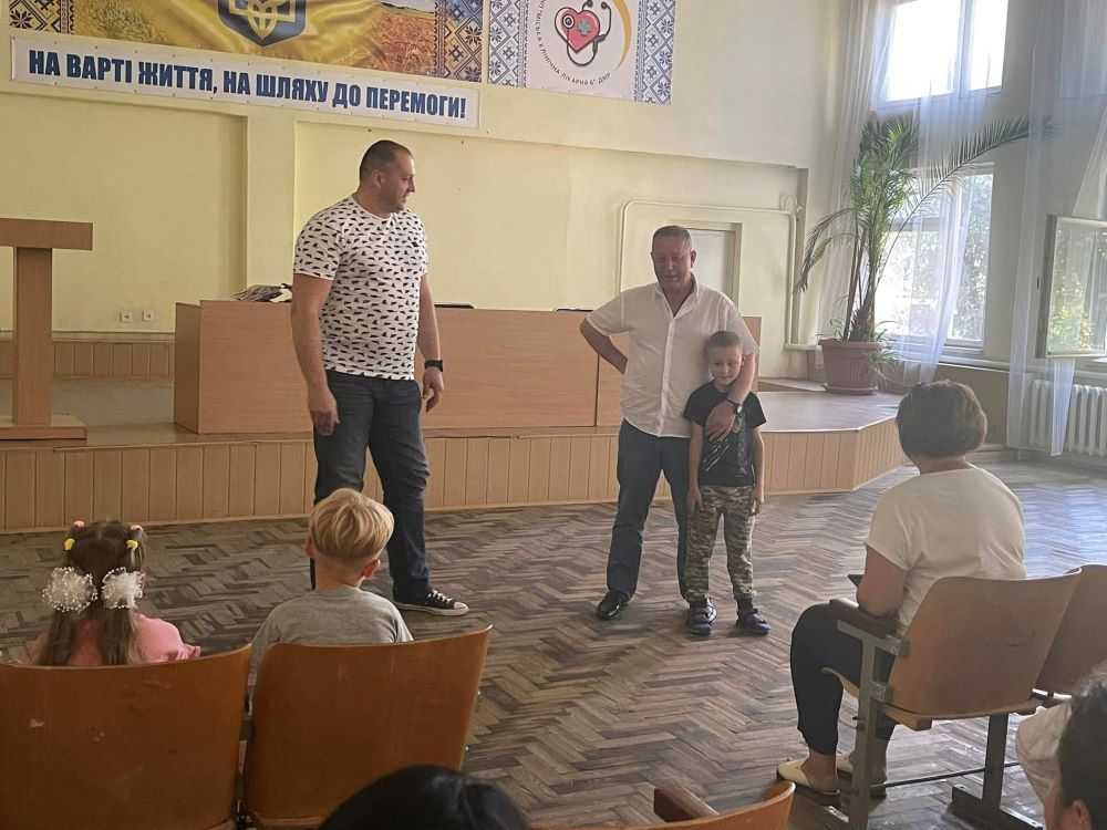 Депутати обласної ради від "ОПЗЖ" Олексій Борисенко та Валерій Чорний з дітьми у лікарні Депутати обласної ради від "ОПЗЖ" Олексій Борисенко та Валерій Чорний з дітьми у лікарні