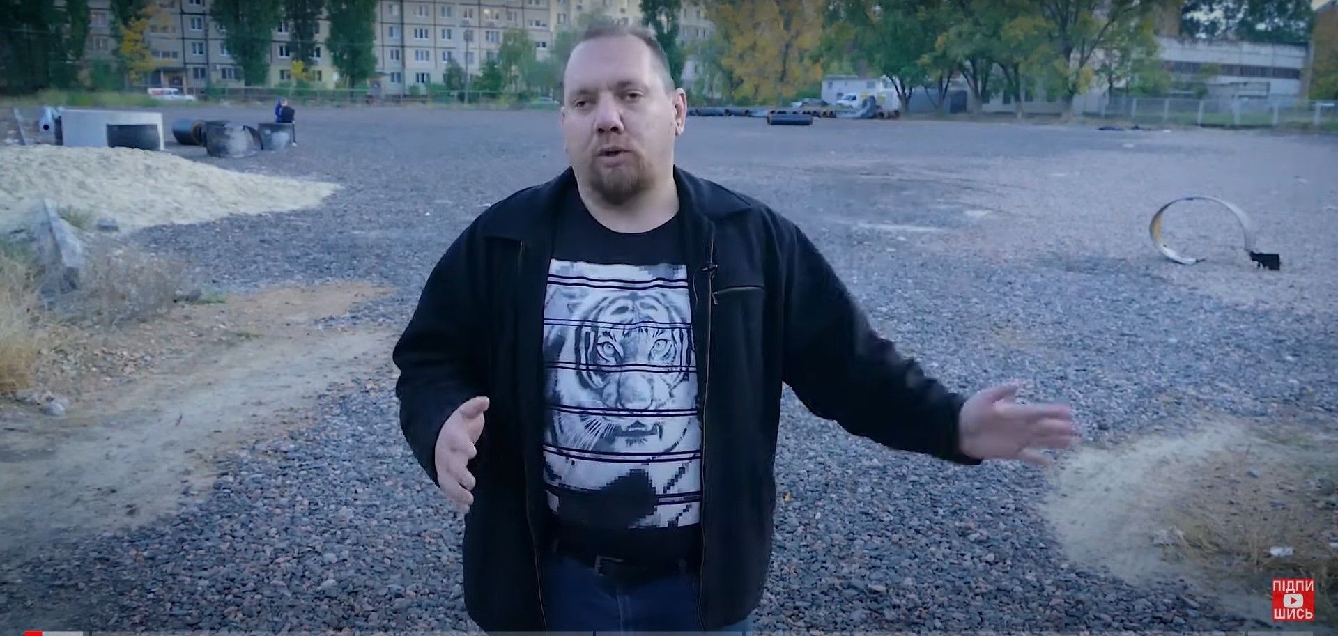 Як зараз проходить "ремонт" спортмайданчика. Скрін з відео "ГромКонтролю"