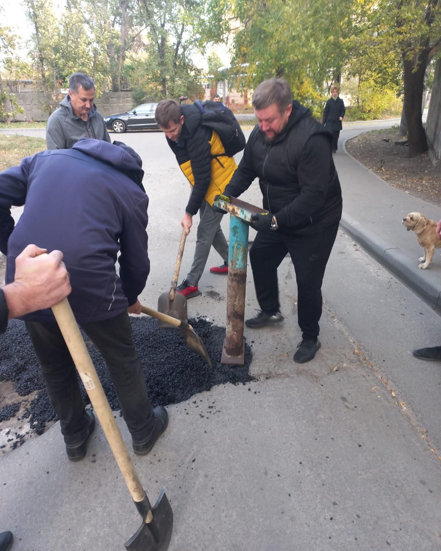 Депутат з народом: Руслан Вишневецький допомагає ремонтувати асфальт у дворі Депутат з народом: Руслан Вишневецький допомагає ремонтувати асфальт у дворі