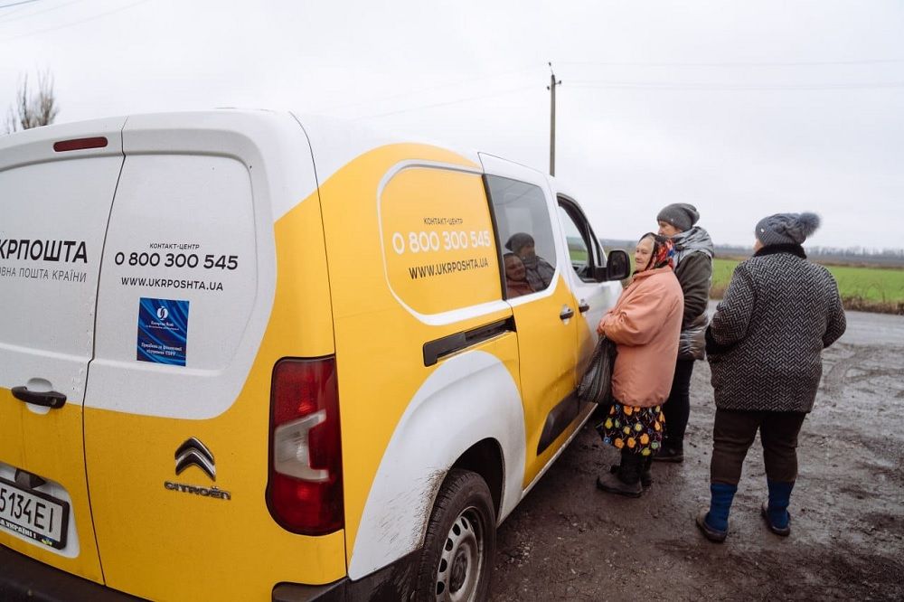 У віддалених селах можна отримати посилку з ліками. Фото - МОЗ, Укрпошта