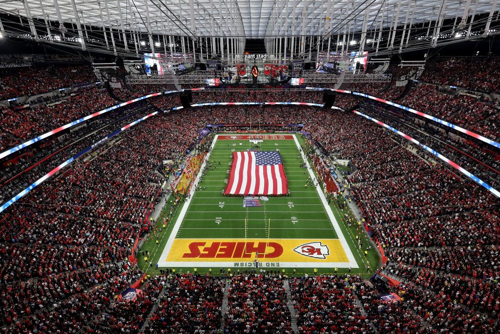 Канзас-Сити Чифс защитил титул чемпиона НФЛ: 20 невероятных фото Super Bowl LVIII 2