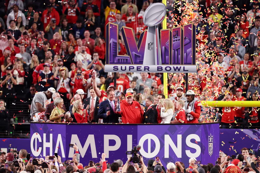 Канзас-Сити Чифс защитил титул чемпиона НФЛ: 20 невероятных фото Super Bowl LVIII 12