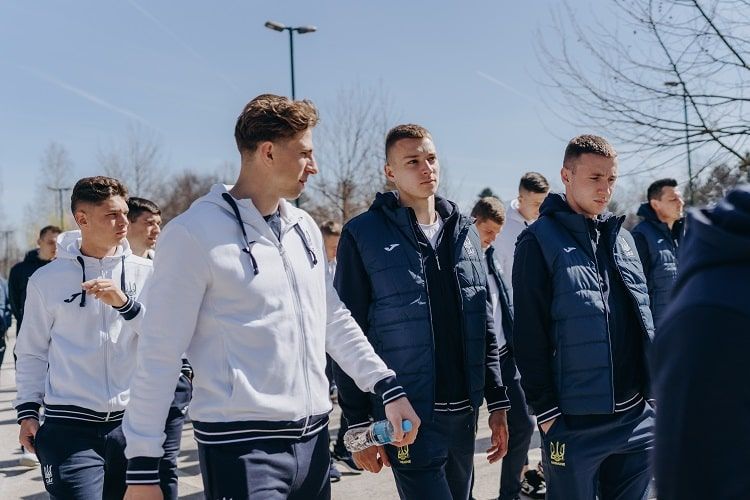 Шевченко і Ребров вигуляли збірну України по вулицях Зениці 5