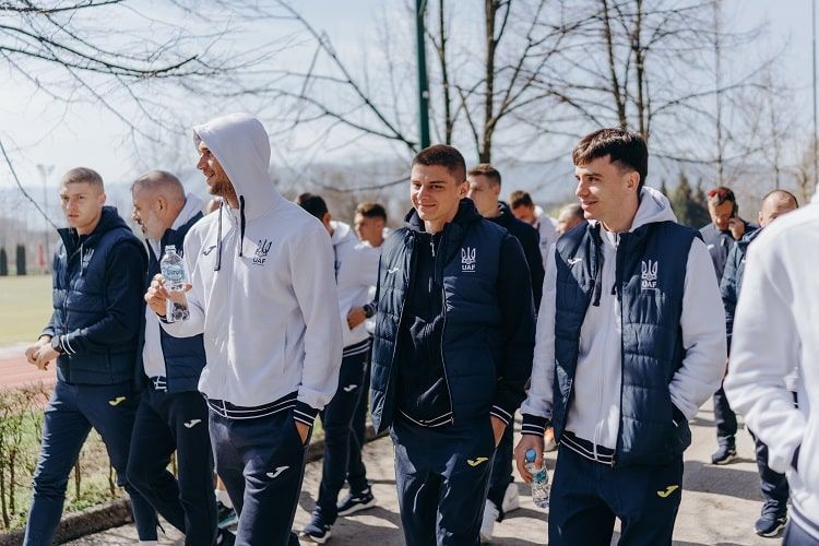 Шевченко і Ребров вигуляли збірну України по вулицях Зениці 4