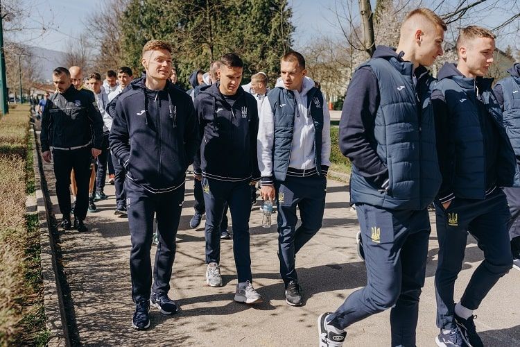 Шевченко і Ребров вигуляли збірну України по вулицях Зениці 3