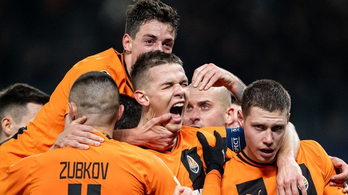 Шахтар у дружній атмосфері привітав молоду зірку з днем народження 1