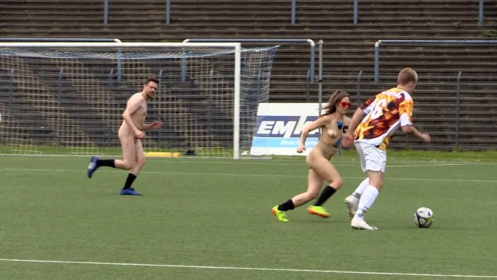 В Германии команда сыграла футбольный матч просто голышом 2