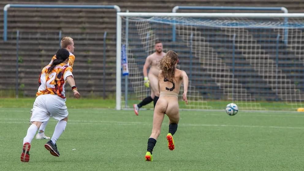 В Германии команда сыграла футбольный матч просто голышом 4