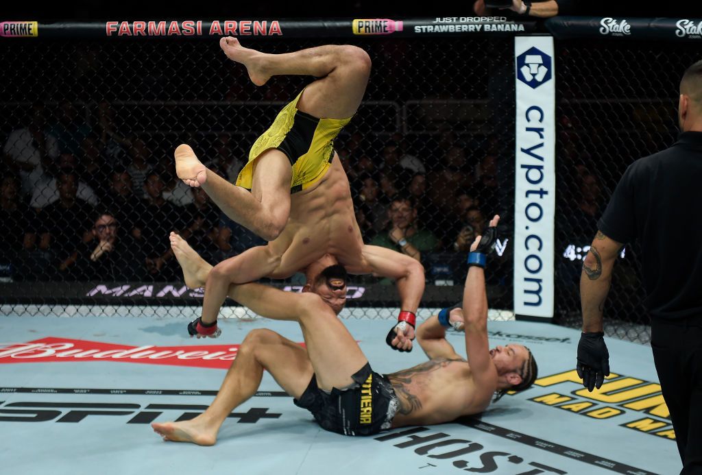 Пантожа в жорсткій рубці захистив титул чемпіона: підсумки UFC 301 2