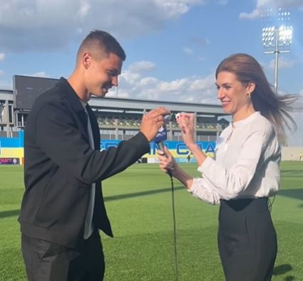 Игрок Шахтера Бондарь ударился яйцами с телеведущей 1