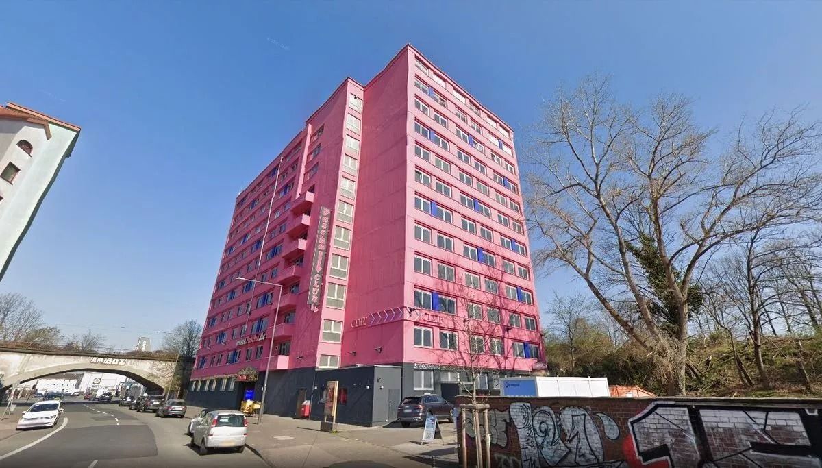 Китайские шпионы засели в самом большом борделе, который будет принимать английских фанатов на Евро-2024 1