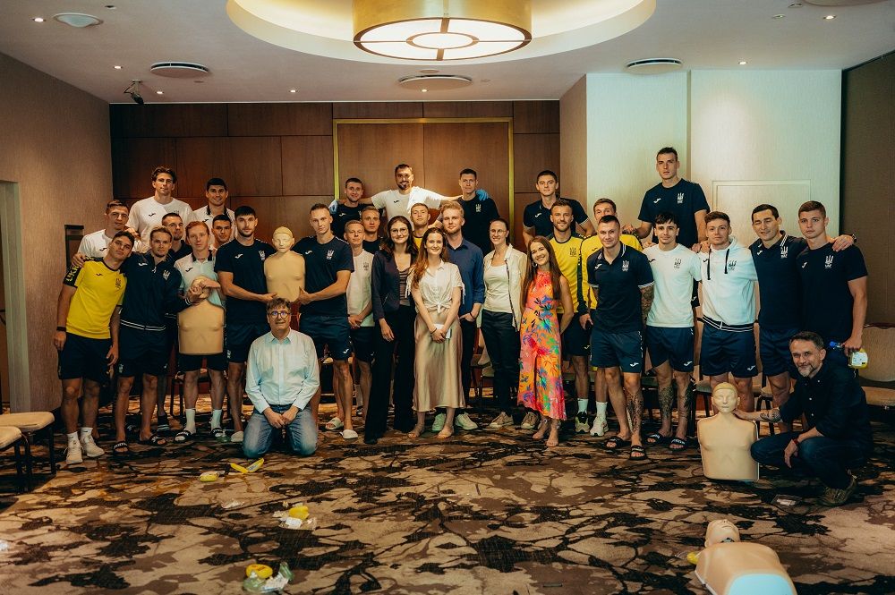 Сборную Украины научили делать искусственное дыхание перед Евро-2024 1