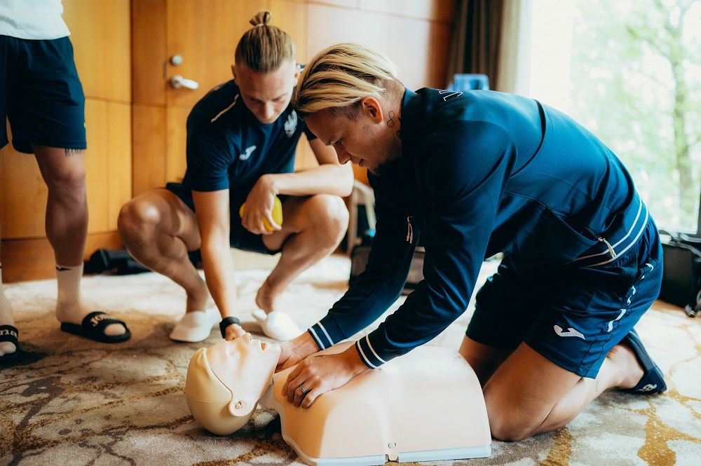 Сборную Украины научили делать искусственное дыхание перед Евро-2024 3