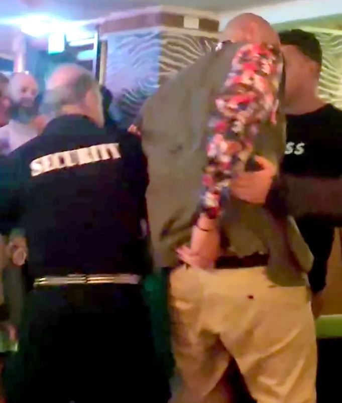 Тайсон Фьюри на четвереньках выполз из дешевого бара Nowhere, где напился к чертям 1