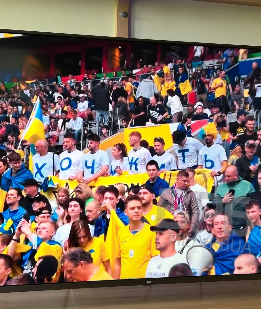 Болельщики Украины пришли на матч против Словакии с плакатом Верните выборы и майками Хочу жить 2