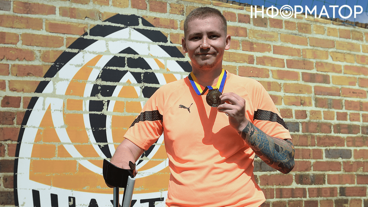 Шахтар вручив чемпіонські медаль українським героям 1