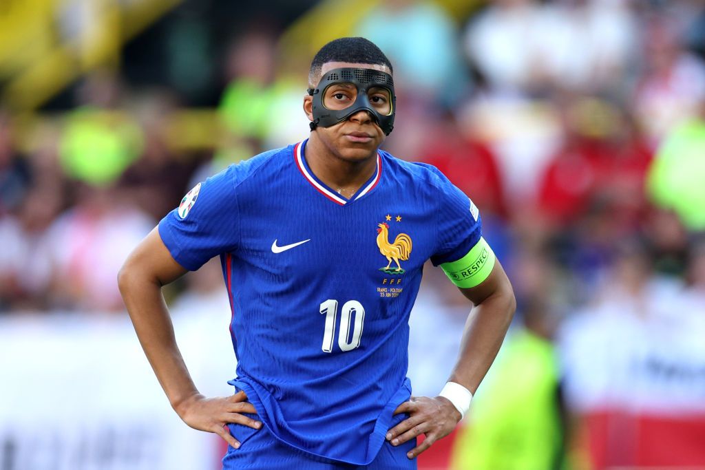 Мбаппе никак не может подобрать себе удобную маску на Евро-2024 1