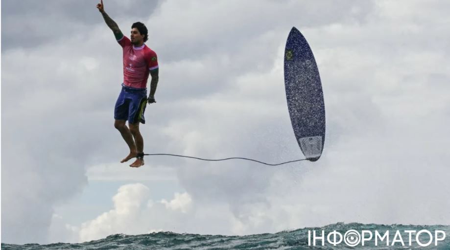 Горбатый кит стал звездой соревнований серфингисток на Олимпиаде-2024 2