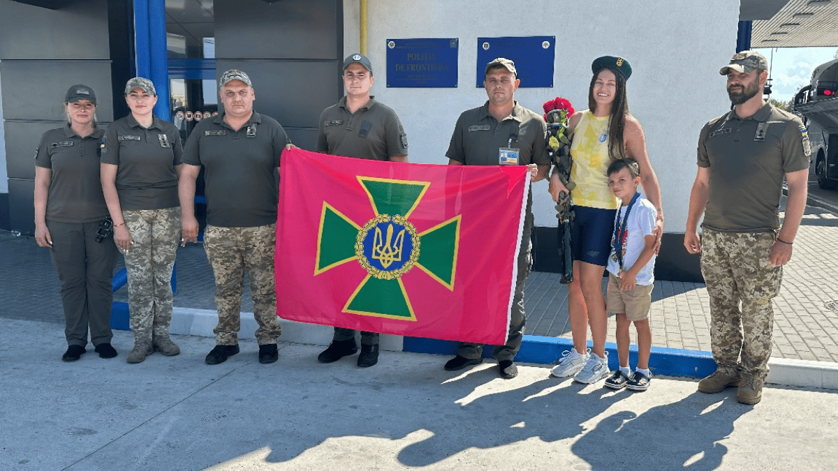 Прикордонники з почестями зустріли олімпійську чемпіонку з фехтування Олену Кравацьку 2
