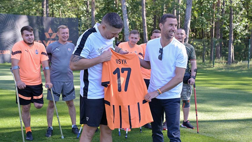 Александр Усик провел тренировку с командой Шахтера 1
