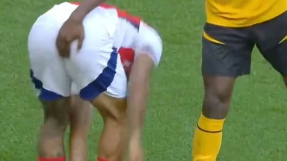 Защитник-провокатор Вулвз душил канониров и щупал их за ягодицы 2